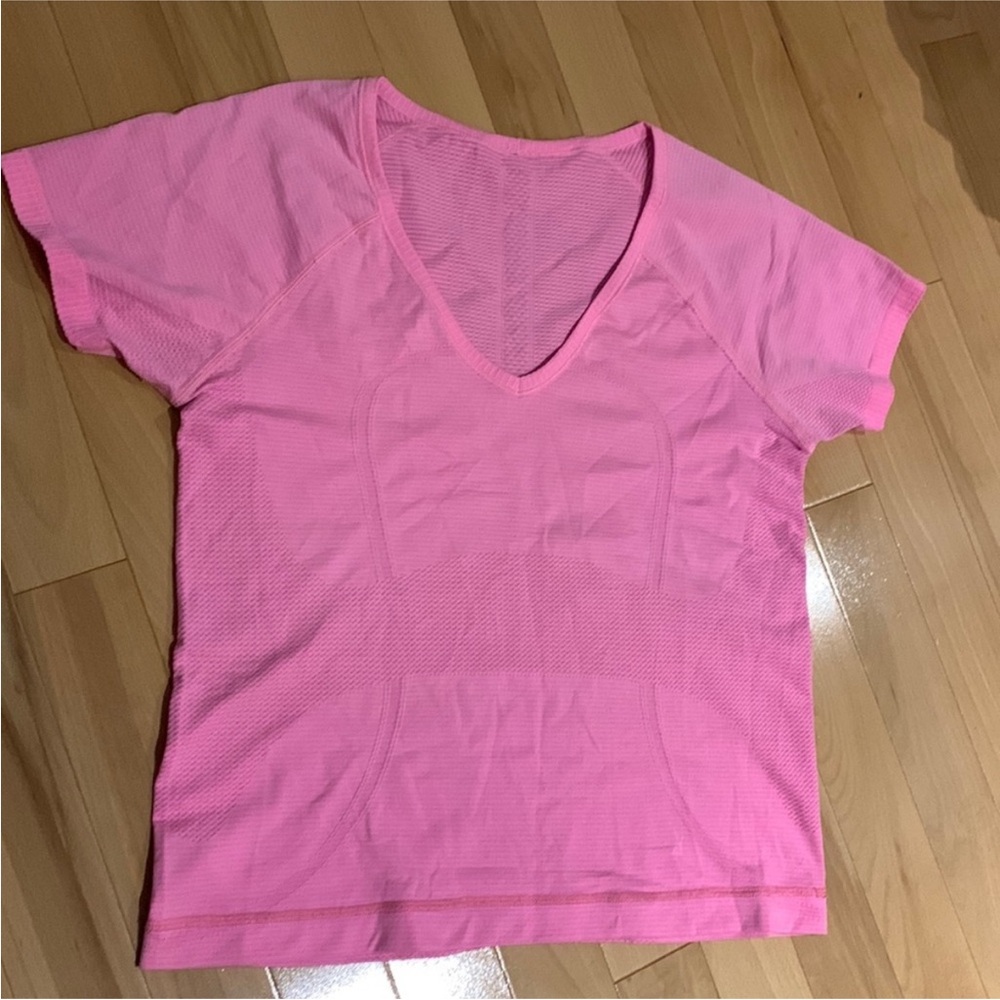 EUC Lululemon Run: Swiftly Tech V Neck
Heathered Zing Pink Light-shortened-sz 10